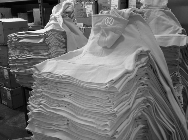 Custom T-shirt Printing in Vancouver: DTF vs. Screen Print: Which Is Better?